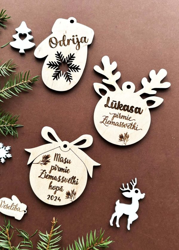 Personalizēti Ziemassvētku eglītes rotājumi ar vārdu vai vēlējumu ♡ koka sniegpārsliņas - Image 2