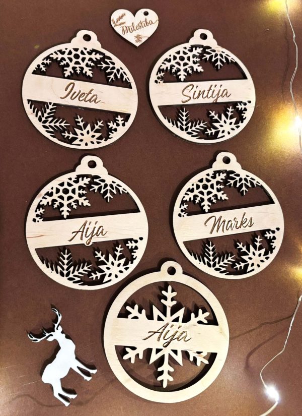 Personalizēti Ziemassvētku eglītes rotājumi ar vārdu vai vēlējumu ♡ koka sniegpārsliņas - Image 10