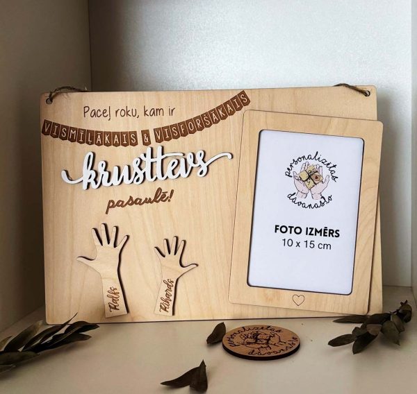 Mīļa personalizēta dāvana krustvecākiem ♡ Paceļ roku - kam ir vismīļākā KRUSTMĀTE | KRUSTTĒVS ♡ Koka foto rāmītis ar gravētiem krustbērnu vārdiem - Image 2
