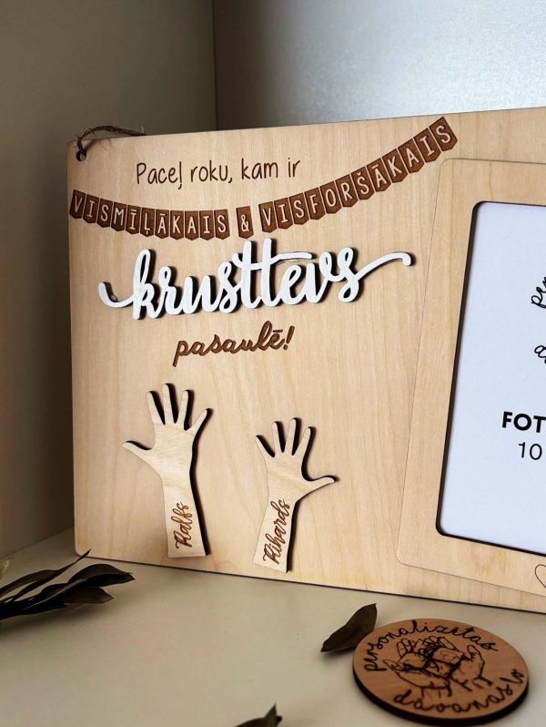 Mīļa personalizēta dāvana krustvecākiem ♡ Paceļ roku - kam ir vismīļākā KRUSTMĀTE | KRUSTTĒVS ♡ Koka foto rāmītis ar gravētiem krustbērnu vārdiem - Image 3