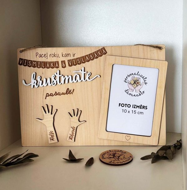 Mīļa personalizēta dāvana krustvecākiem ♡ Paceļ roku - kam ir vismīļākā KRUSTMĀTE | KRUSTTĒVS ♡ Koka foto rāmītis ar gravētiem krustbērnu vārdiem - Image 4