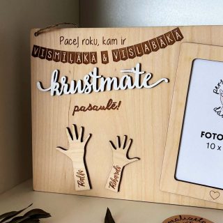 Mīļa personalizēta dāvana krustvecākiem ♡ Paceļ roku - kam ir vismīļākā KRUSTMĀTE | KRUSTTĒVS ♡ Koka foto rāmītis ar gravētiem krustbērnu vārdiem