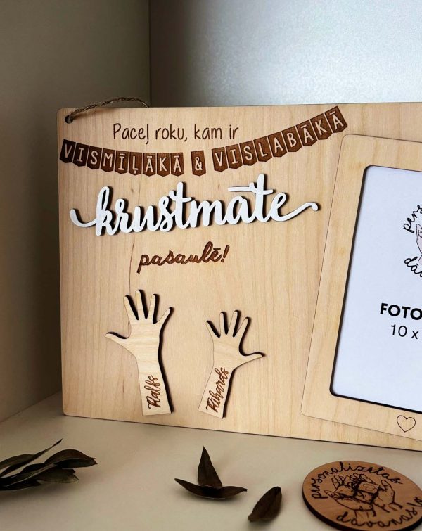 Mīļa personalizēta dāvana krustvecākiem ♡ Paceļ roku - kam ir vismīļākā KRUSTMĀTE | KRUSTTĒVS ♡ Koka foto rāmītis ar gravētiem krustbērnu vārdiem