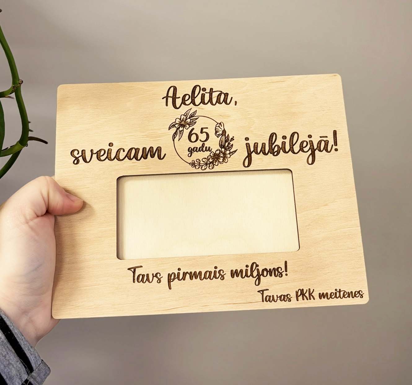 Tavs pirmais miljons | Koka naudas rāmītis ar personalizāciju - Image 8