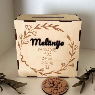 Koka krājkase ar bērna vārdu un dzimšanas datiem | personalizēta mērķa krājkase ar cipariem M izmērs