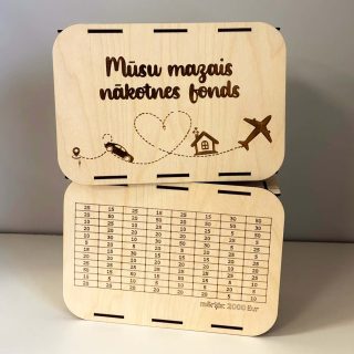 Mūsu mazais nākotnes fonds | Personalizēta koka krājkase ar mērķa summu L izmērs