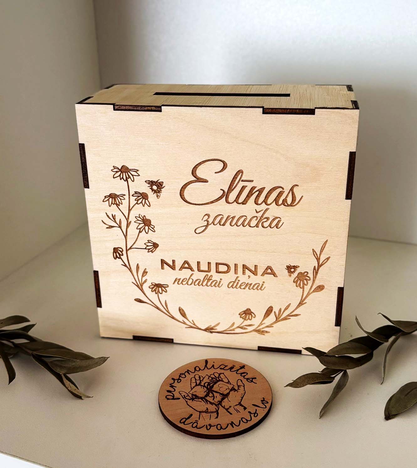 Personalizēta koka krājkase | NAUDIŅA NEBALTAI DIENAI | mērķa krājkase ar cipariem M izmērs