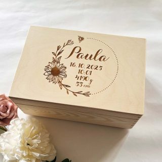 Bērnības atmiņu kastīte ♡ personalizēta koka kaste ar bērna vārdu un dzimšanas datiem