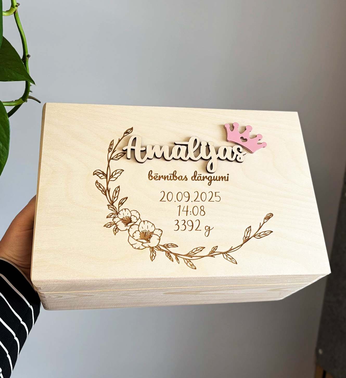 Bērnības atmiņu kastīte ♡ personalizēta koka kaste ar bērna vārdu un dzimšanas datiem - Image 2