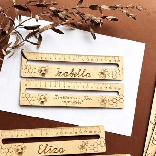 Koka lineāls ar personalizētu tekstu un joslu teksta lasīšanai | 20 cm